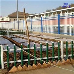 包头草坪围栏安装 草坪pvc围栏生产 花池小护栏 金彦 实体厂家